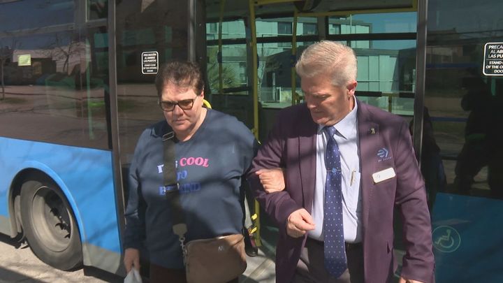 Inspectores de la EMT acompañan a mayores a sus citas médicas: "Estar sola es lo peor"