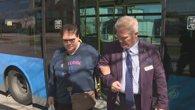 Inspectores de la EMT acompañan a mayores a sus citas médicas: "Estar sola es lo peor"