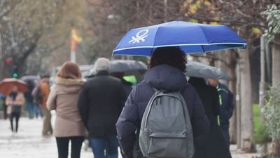 Lunes de paraguas en Madrid, con calima por la tarde