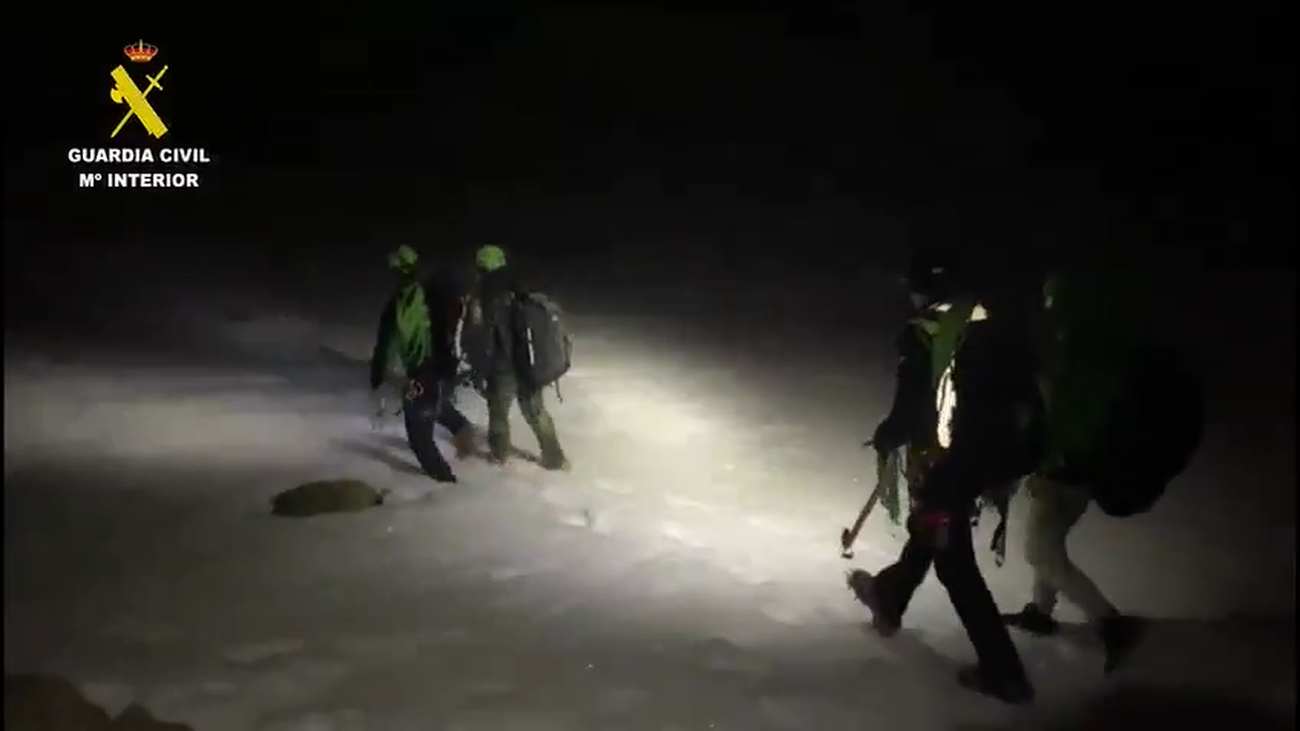 Rescatados dos senderistas madrileños bloqueados por la nieve en el Pico Dos Hermanas