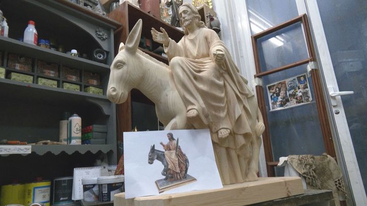 La Semana Santa se prepara a contrarreloj en los talleres madrileños