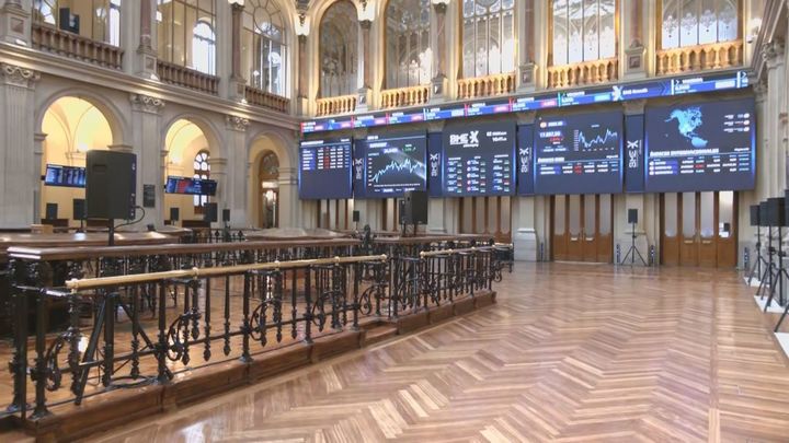 El Ibex 35 abre con ganancias del 2,34 %  tras la caída del precio del petróleo y gas