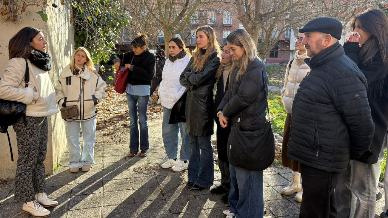 Alumnos de la UPM durante la visita a la antigua  Escuela de Enfermería de Ciempozuelos