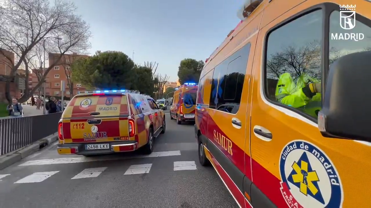 Grave un menor tras ser atropellado por un autobús urbano en la avenida de Los Rosales de  Villaverde