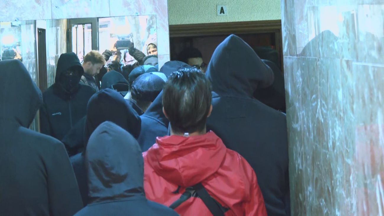 Los vecinos de Getafe se echan a la calle para apoyar a Arsenio, el anciano de 84 años al que su inquilino le debe 7.000 euros