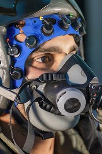 Sensores neuronales incorporados  al casco de un piloto miltar
