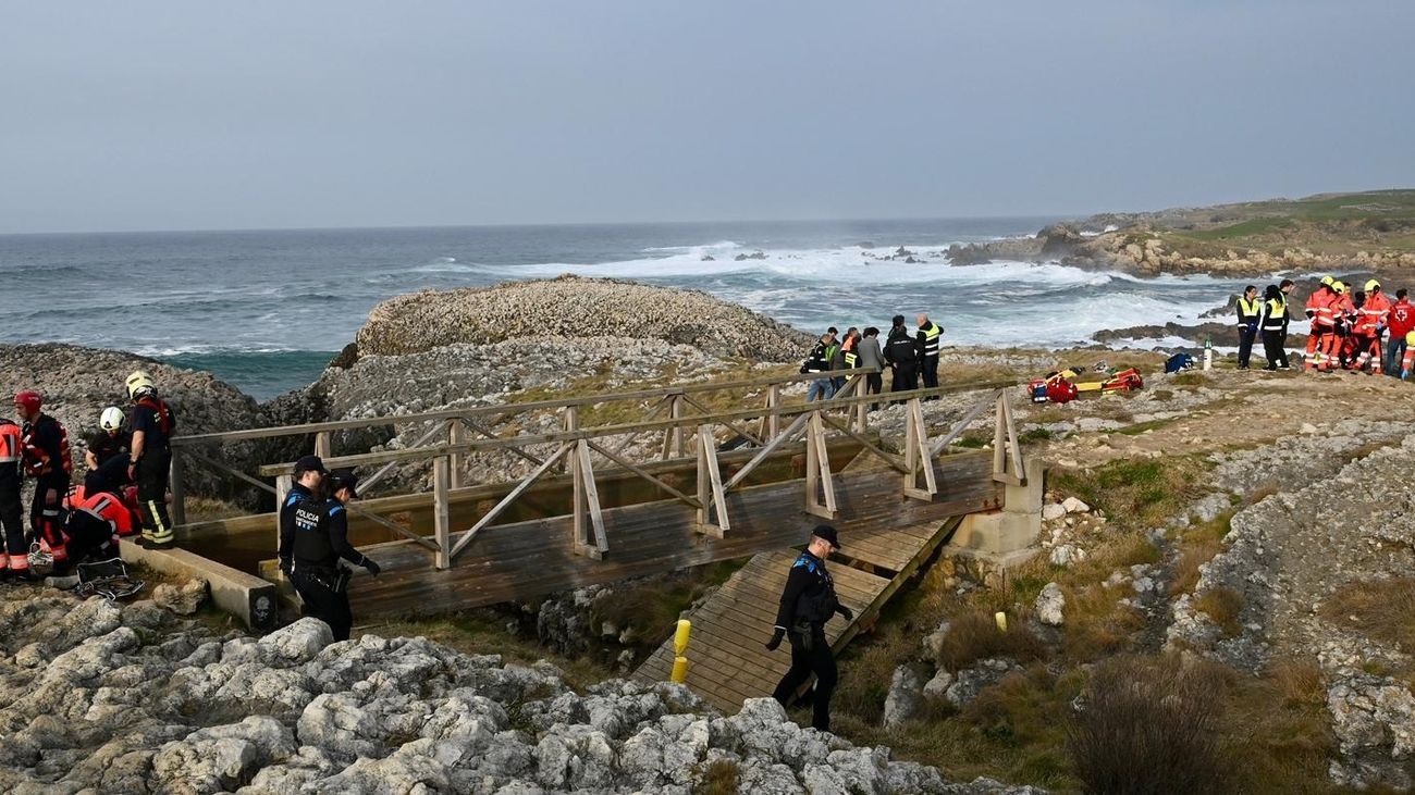 Pasarela derrumbada en la playa de El Bocal en Santander