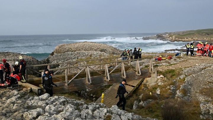 Pasarela derrumbada en la playa de El Bocal en Santander