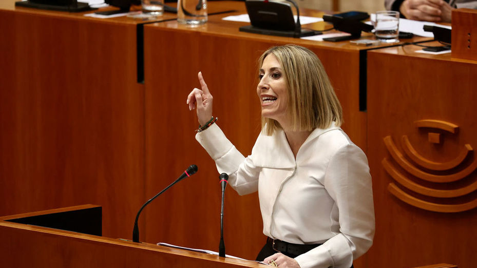 María Guardiola dice a Vox que no son incompatibles "ni hay muros" entre ellos