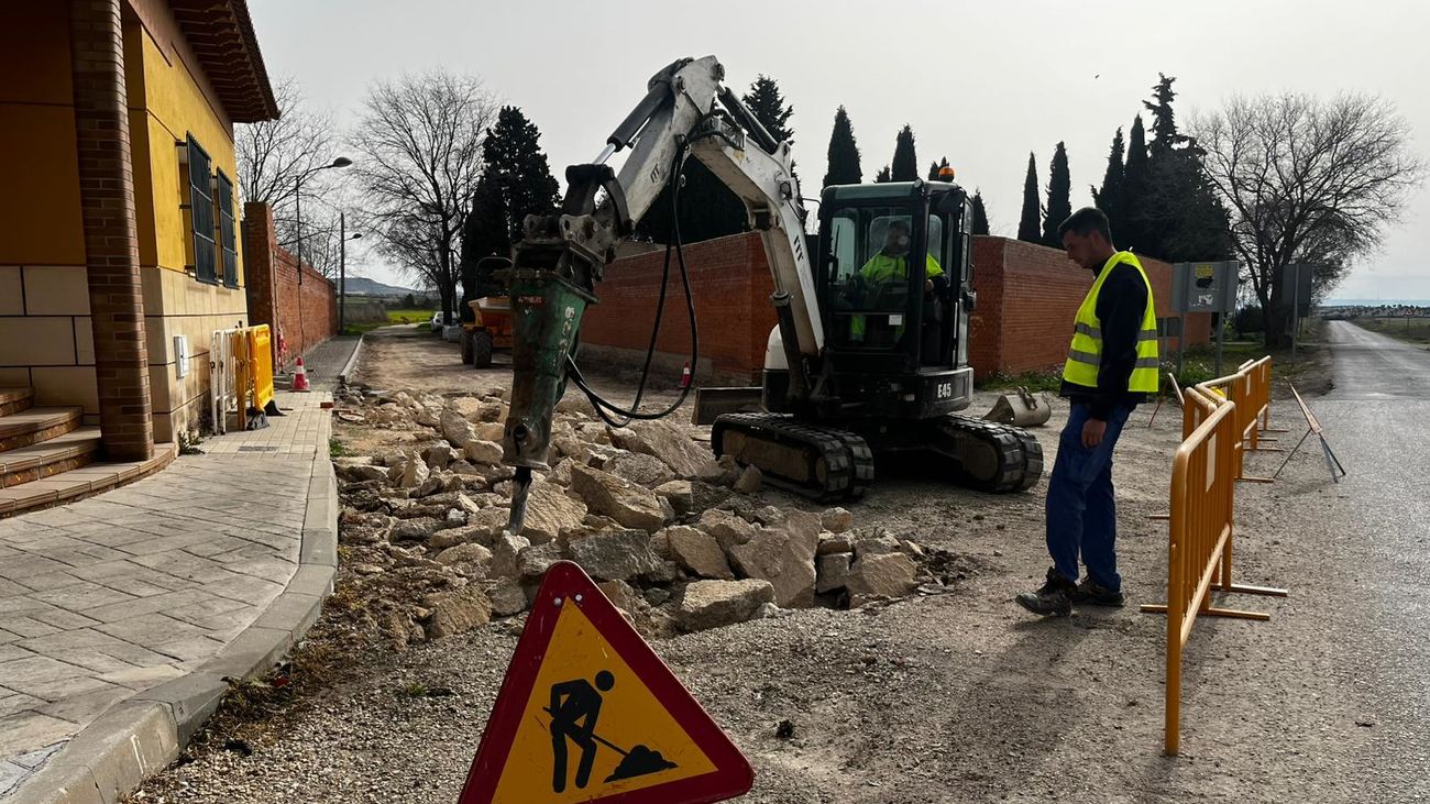 Operarios trabajan en una calle de Villaconejos