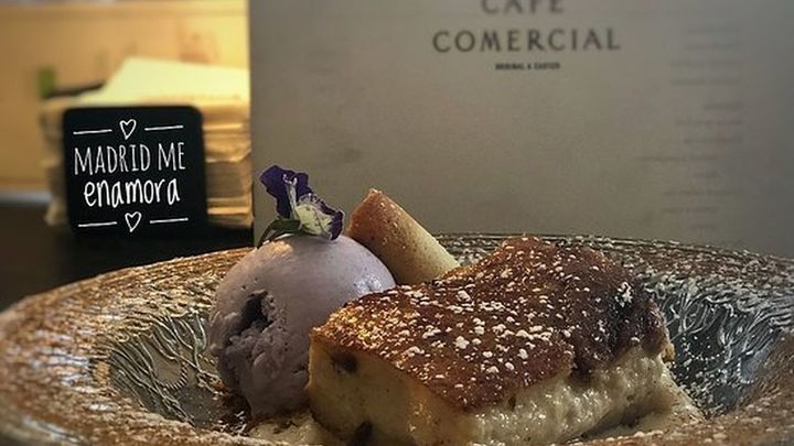 Helado de violeta con torrija en Café Comercial / Café Comercial