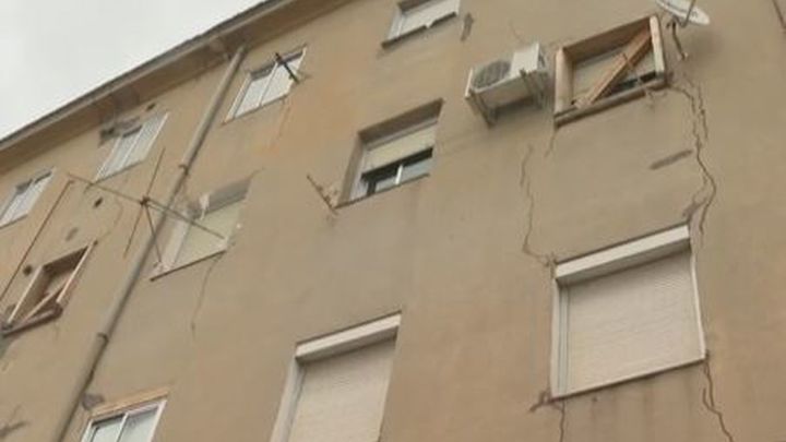 Desalojadas ocho viviendas por la aparición de grietas en un edificio de la calle San Dalmacio, en Villaverde