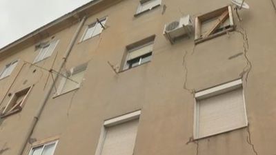 Desalojadas ocho viviendas por la aparición de grietas en un edificio de la calle San Dalmacio, en Villaverde