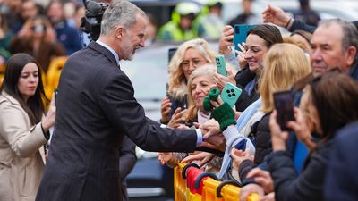 Felipe VI visita el centro de parálisis cerebral de Dos Hermanas entre aplausos de los vecinos