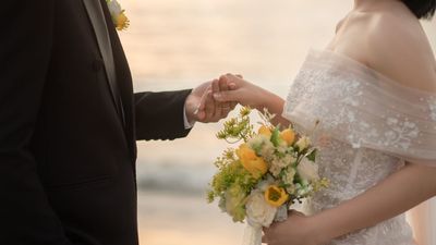 Los españoles confían en el matrimonio religioso, la monogamia y el amor sin sexo, según el CIS