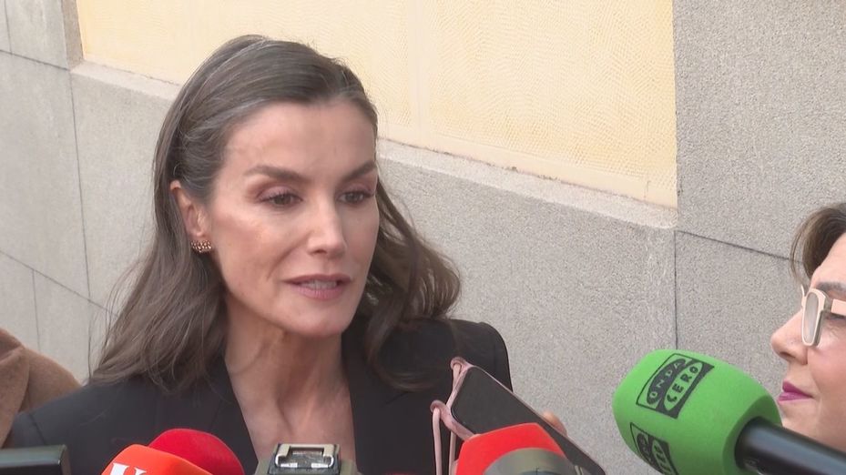 La reina Letizia honra al periodista Fernando Ónega y visita su capilla ardiente: "Es el padre de mi amiga"