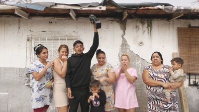 El Goya en la Cañada Real: Toni Fernández triunfa en los premios del cine y da visibilidad a su barrio