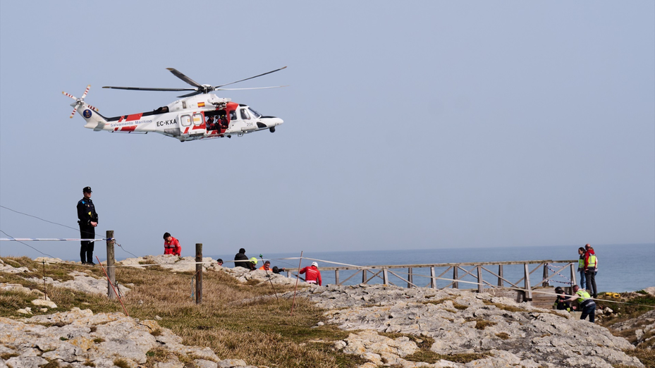 Continúa la búsqueda de la joven desaparecida tras el derrumbe de la pasarela de El Bocal