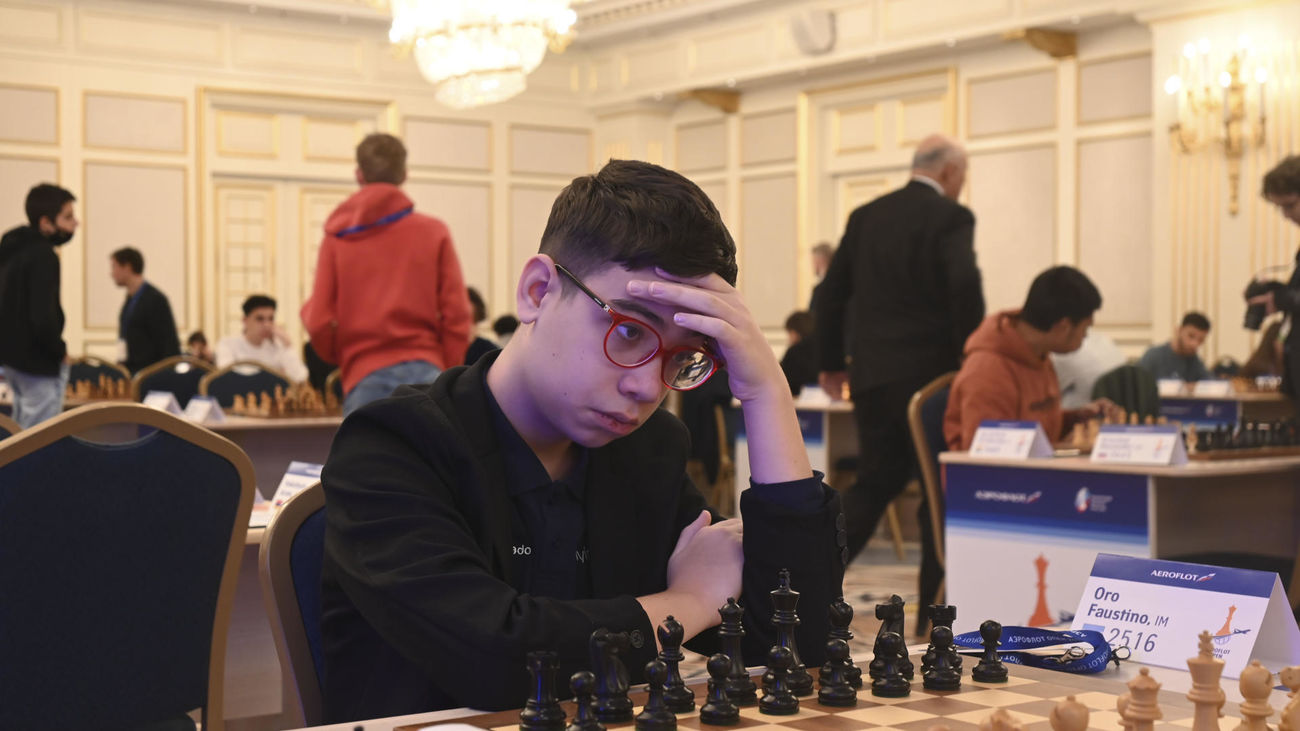El argentino Faustino Oro, de 12 años, jugando con negras en el Aeroflot Open de Moscú
