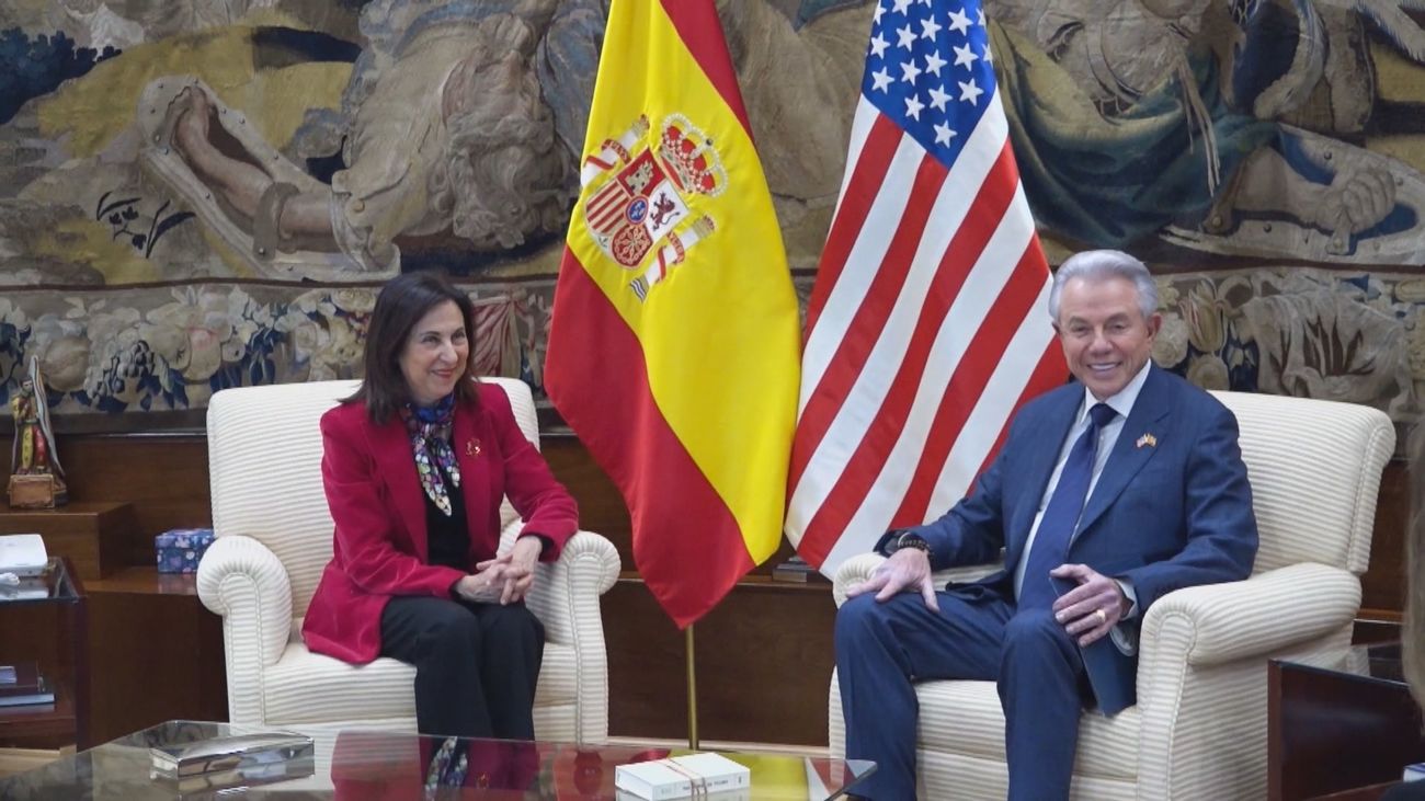 El Gobierno niega haber modificado su posición pero envía dos barcos de guerra a Chipre