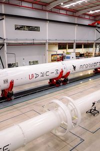 El cohete español Miura 5 en la nave de ensamblaje