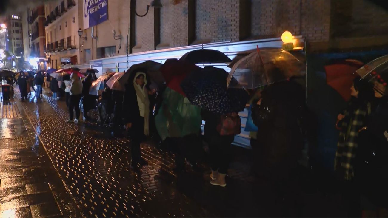 Largas colas rodean la Basílica de Medinaceli para el tradicional besapiés