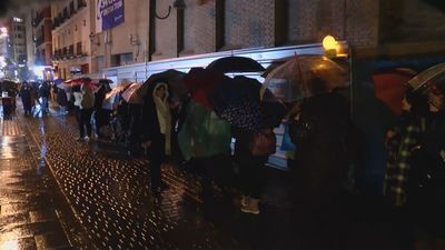 Largas colas rodean la Basílica de Medinaceli para el tradicional besapiés