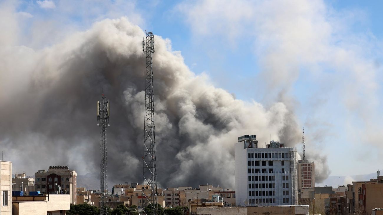 El humo se eleva en el centro de Teherán tras un ataque israelí en Irán