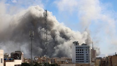 Los del Río lamentan los bombardeos sobre Irán al ritmo de la 'Macarena'