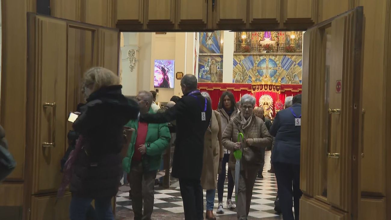 Miles de devotos se citan este viernes en el tradicional besapiés de Jesús de Medinaceli: "Pedimos lo de siempre, salud"