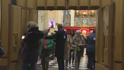 Miles de devotos se citan en el tradicional besapiés de Jesús de Medinaceli: "Pedimos lo de siempre, salud"