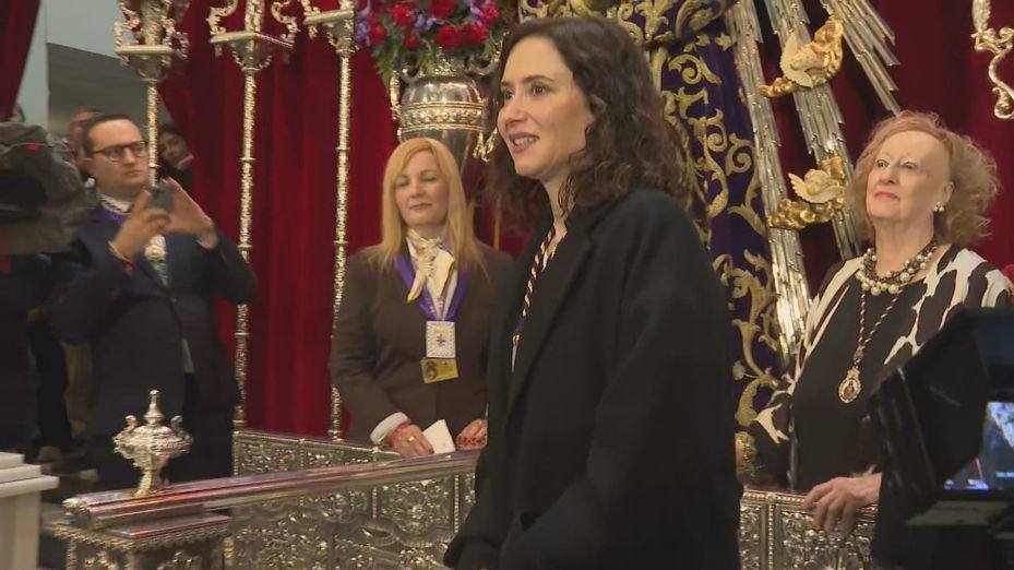 Ayuso, en el besapié de Medinaceli: "Pido por la igualdad entre hombres y mujeres"