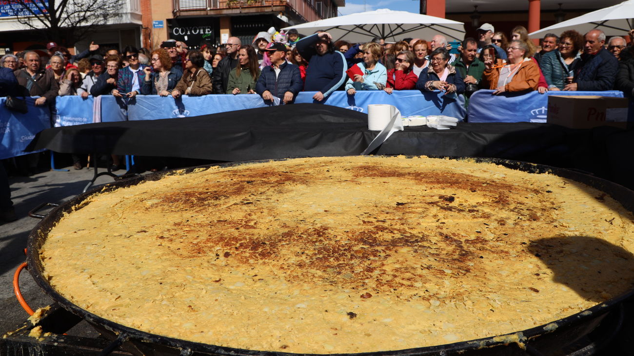 Tortilla de patata gigante elaborada en Fuenlabrada