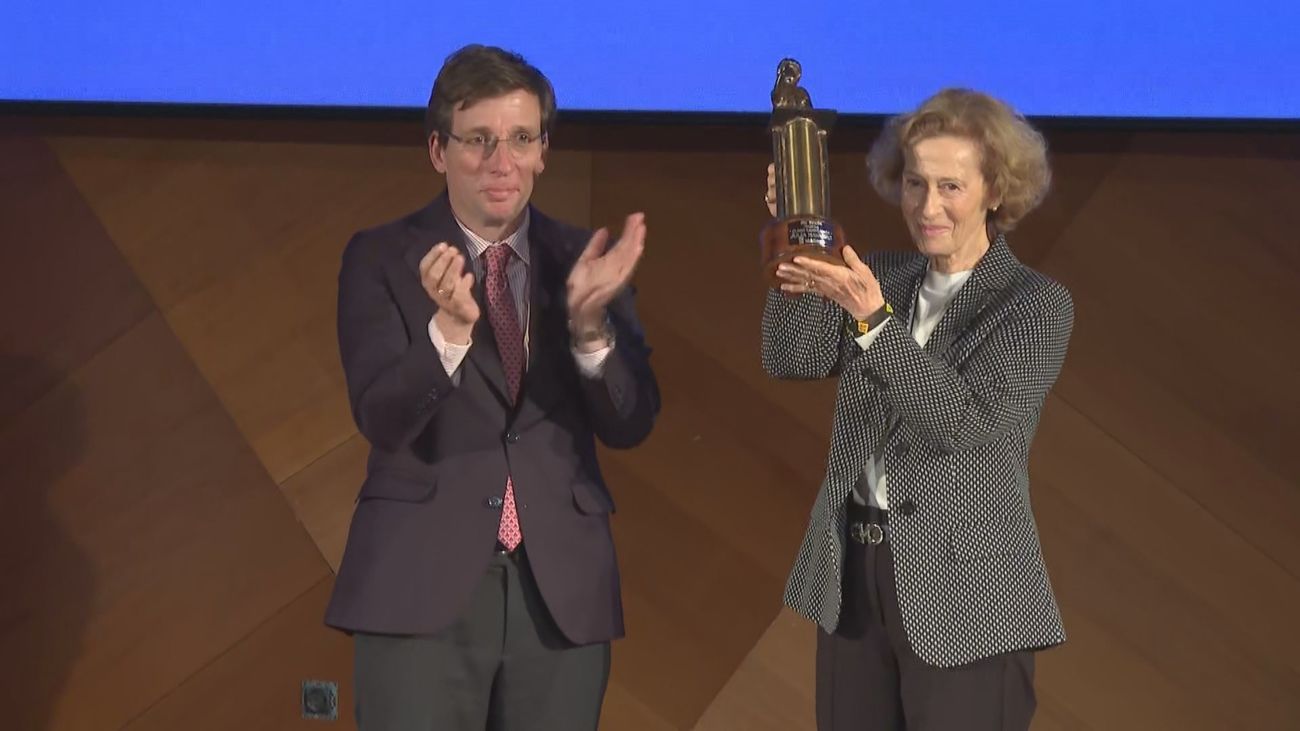 La escritora Julia Navarro recibe el Premio Clara Campoamor del Ayuntamiento de Madrid