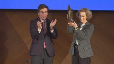 La escritora Julia Navarro recibe el Premio Clara Campoamor del Ayuntamiento de Madrid