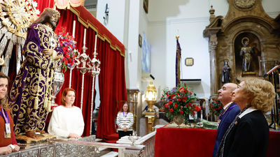La reina Sofía, aclamada en su visita al besapié del Cristo de Medinaceli
