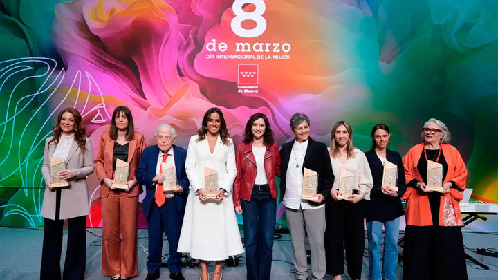 Ayuso con los galardonados por el Día Internacional de la Mujer