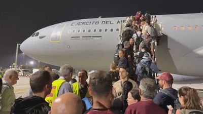 Un segundo avión militar con 237 civiles a bordo vuela desde Omán hacia Madrid