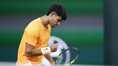 Alcaraz arrasa en su debut a Dimitrov en Indian Wells