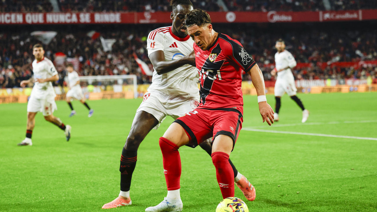 Pacha Espino, ante un jugador del Sevilla