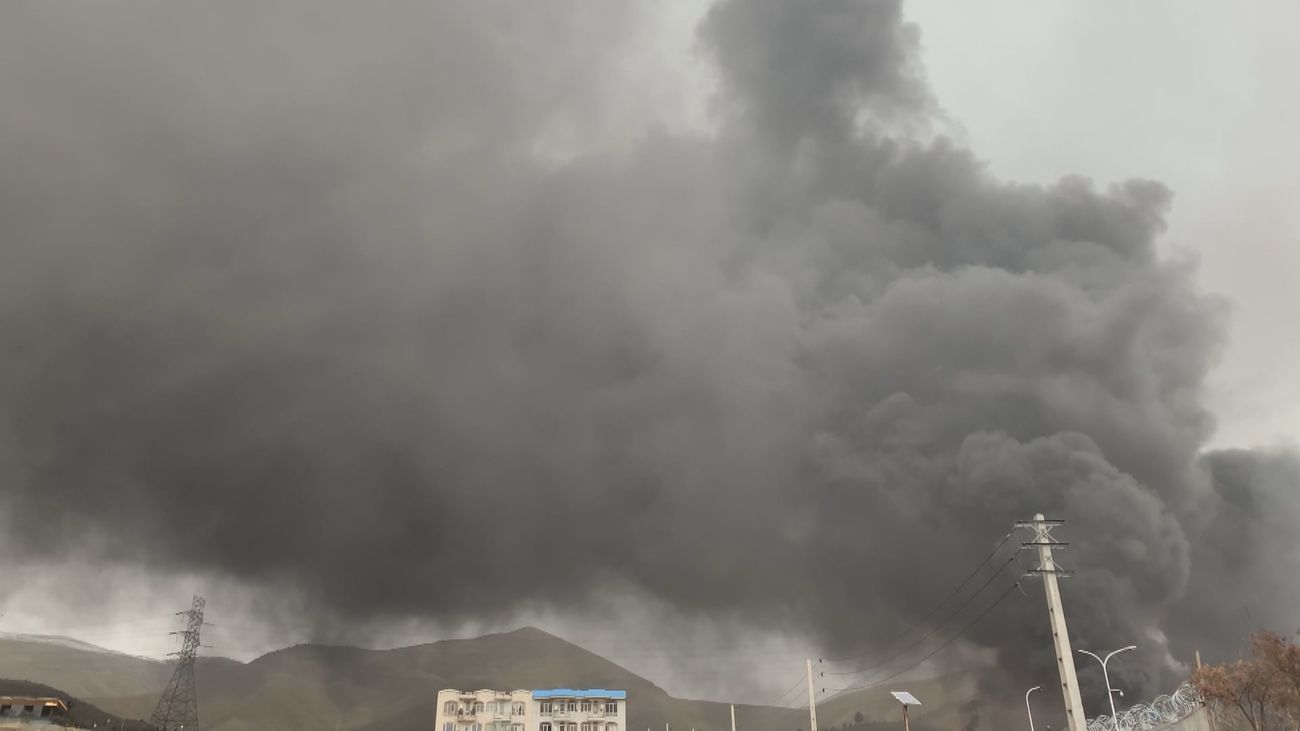 Israel ataca instalaciones petroleras iraníes causando una nube tóxica en Teherán