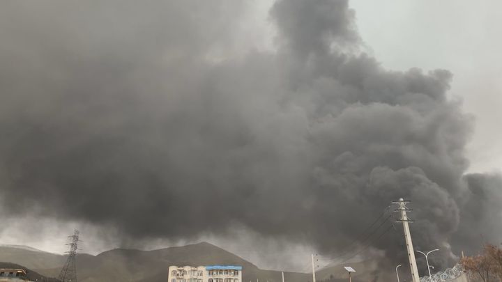 Israel ataca instalaciones petroleras iraníes causando una nube tóxica en Teherán