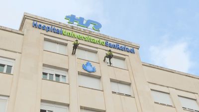 Los Bomberos de Madrid celebran su patrón visitando a los niños del Hospital San Rafael