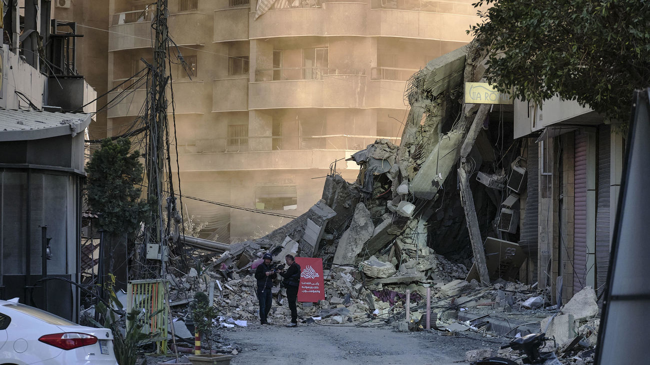 Destrucción de un edificio en el suburbio sur de Beirut