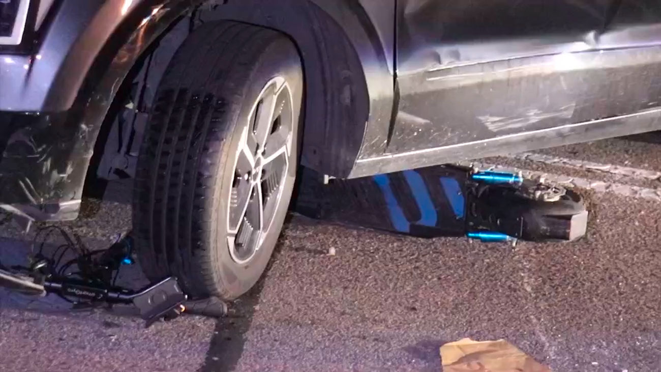 Atropellan a un conductor de patinete en General Ricardos y queda atrapado bajo el coche