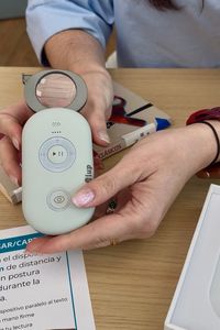 Una de las lupas inteligente disponibles en la biblioteca de Galapagar