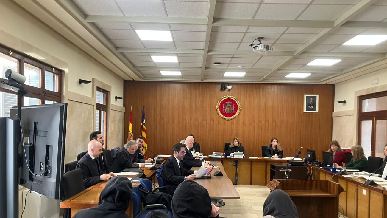 Condenados a un total de 72 años de cárcel los ocho jóvenes acusados de violar a una joven en grupo en Magaluf