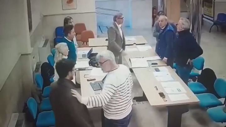 El momento en el que un concejal del PSOE lanza un vaso de café a un portavoz de Vox en Aranjuez