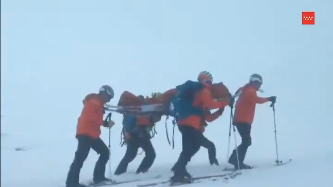 Rescate en la sierra de Madrid: las imágenes de cómo evacúan a una esquiadora herida en Rascafría