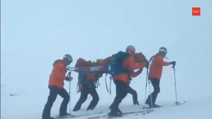 Rescate en la sierra de Madrid: las imágenes de cómo evacúan a una esquiadora herida en Rascafría